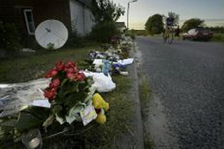 Blomster ved den tiårige piges hjem i en landsby i Nordjylland. - Foto: Claus Bonnerup 