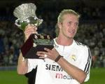 David Beckham, der nu spiller for Real Madrid har sikret sig sit første trofæ med klubben, der i aftes vandt den spansle Super Cup. Opgaven bliver større i denne sæsons Champions League. - Foto: AP 
