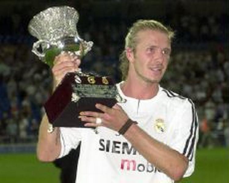 David Beckham, der nu spiller for Real Madrid har sikret sig sit første trofæ med klubben, der i aftes vandt den spansle Super Cup. Opgaven bliver større i denne sæsons Champions League. - Foto: AP 