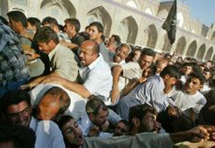 Titusinder deltog i sørgeoptog i Bagdad. - Foto: AP 
