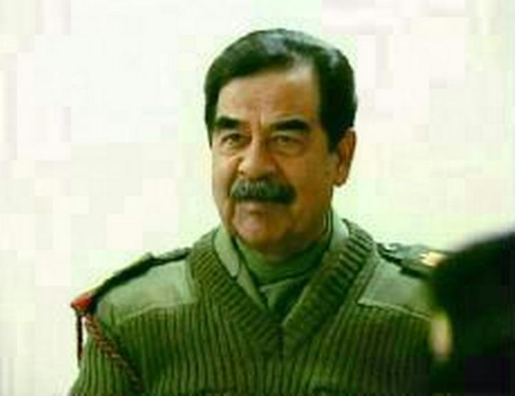 På et nyt lydbånd afviser Saddam Hussein tilsyneladende, at han stod bag bomben i Najaf. - Arkivfoto: AP 