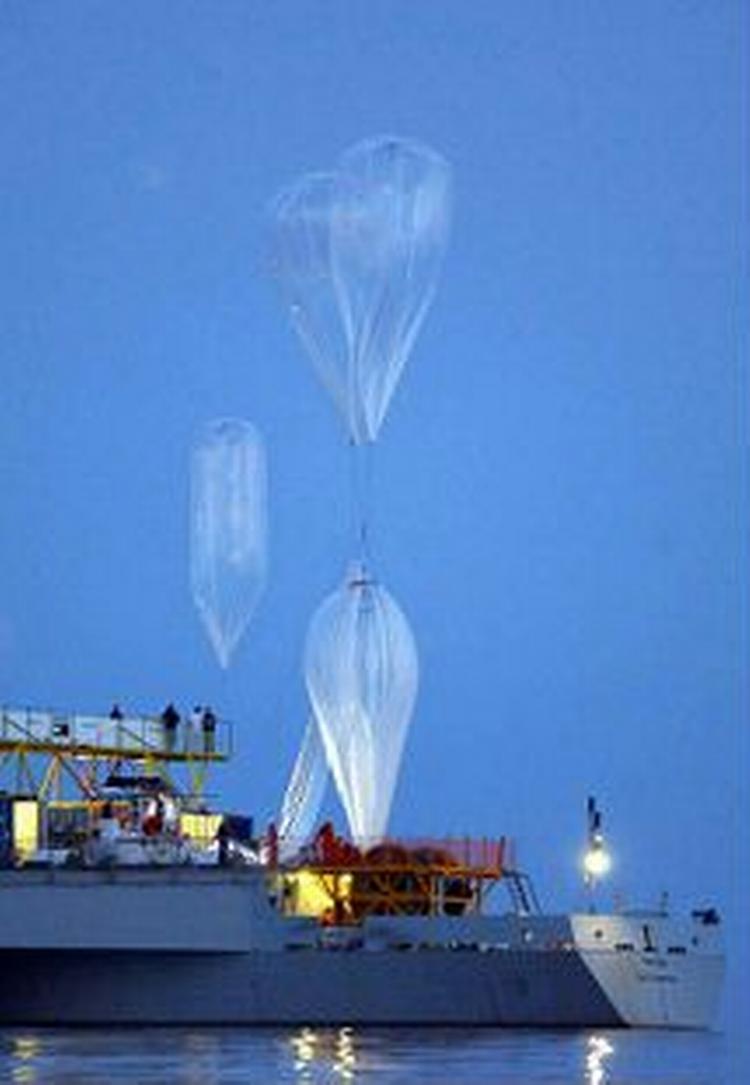 Sekunder før lift-off brød en søm i den store ballon. - Foto: AP 