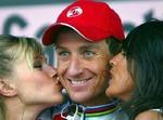Kurt Asle Arvesen er klar til at få flere vinderkys på det danske Team CSC. Her modtager han to af slagsen under årets Giro d' Italia. - Foto: AP 