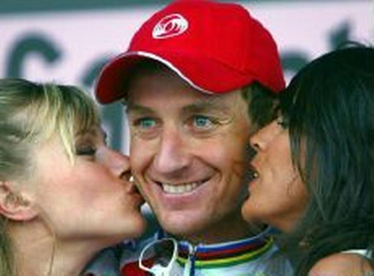 Kurt Asle Arvesen er klar til at få flere vinderkys på det danske Team CSC. Her modtager han to af slagsen under årets Giro d' Italia. - Foto: AP 