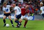 Gravesen, her i fuldt vigør under onsdagens træningskamp, har fået besked på at sidde stille hele torsdagen. - Foto: Rasmus Baaner 