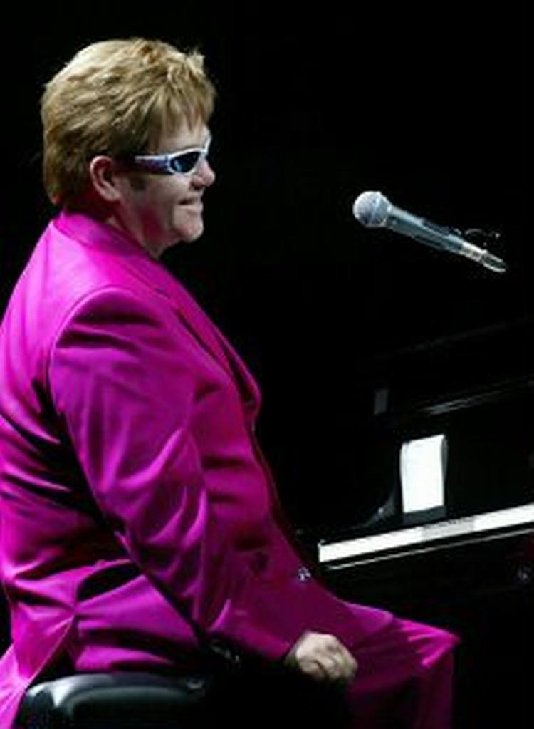 Elton John, U2 og Eminem er alle ansat hos Universal - derfor bliver deres cd'er nu billigere. - Foto: AP 