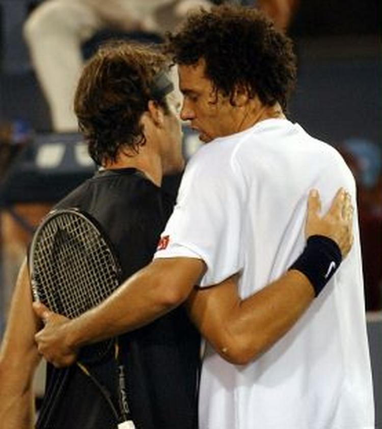 Carlos Moya (th) er ude af dette års US Open efter nederlag til Youness El Aynaoui. - Arkivfoto: AP 
