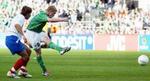 Damien Duff sparker bolden i kassen for Irland. - Foto: AP 
