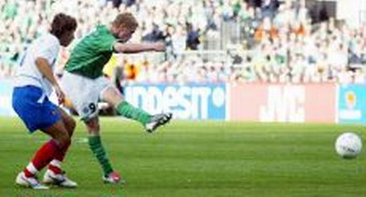 Damien Duff sparker bolden i kassen for Irland. - Foto: AP 