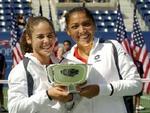 De glade vindere Virginia Ruano Pascual og Paola Suarez. Foto: AP 