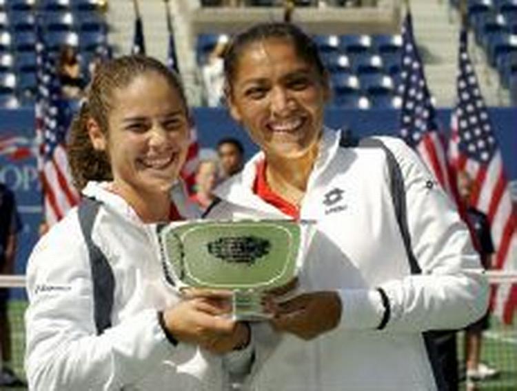 De glade vindere Virginia Ruano Pascual og Paola Suarez. Foto: AP 