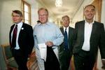 Ja-partierne med Socialdemokraternes Persson i midten på vej til pressemøde. - Foto: AP 