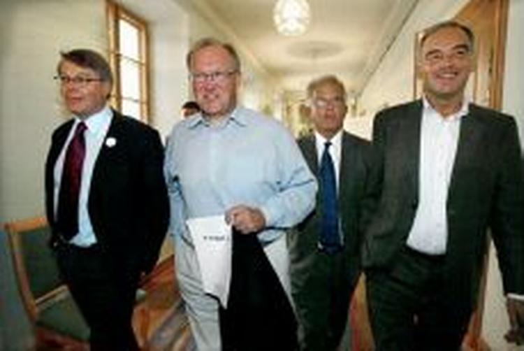 Ja-partierne med Socialdemokraternes Persson i midten på vej til pressemøde. - Foto: AP 