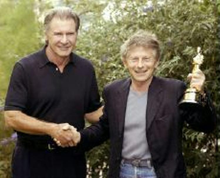 Harrison Ford havde taget Polanskis Oscar med til filmfestivalen i Deauville. Polanski deltog ikke i ceremonien i USA, fordi han står til fængsel, hvis han rejser ind i USA for sex med en mindreårig pige. - Foto: AP 