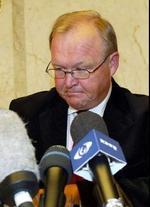 Göran Persson var tydeligt rystet og havde svært ved at holde tårerne tilbage. - Foto: AP 