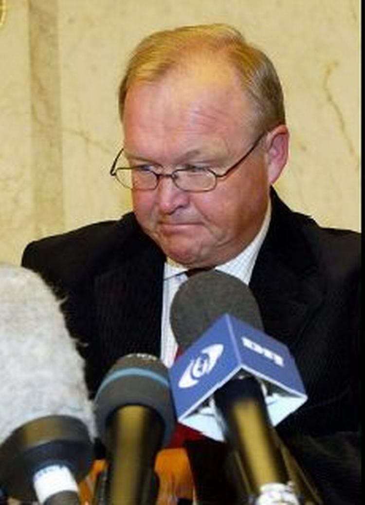 Göran Persson var tydeligt rystet og havde svært ved at holde tårerne tilbage. - Foto: AP 