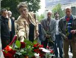 En kvinde lægger en blomst ved det svenske udenrigsministerium. - Foto: AP 