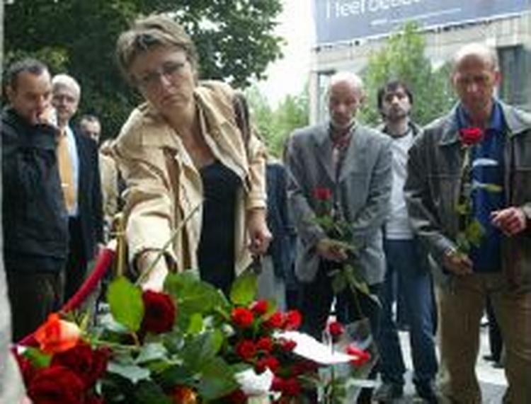 En kvinde lægger en blomst ved det svenske udenrigsministerium. - Foto: AP 