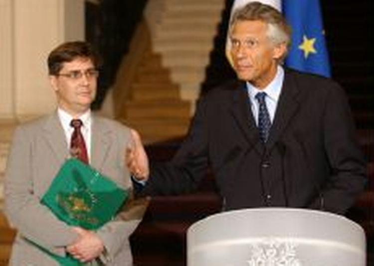 Villepin sammen med de pårørendes talsmand. - Foto: AP 