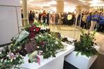 Blomster i den afdeling i stormagasinet NK, hvor Anna Lindh blev stukket ned. - Foto: Rob Schoenbaum 