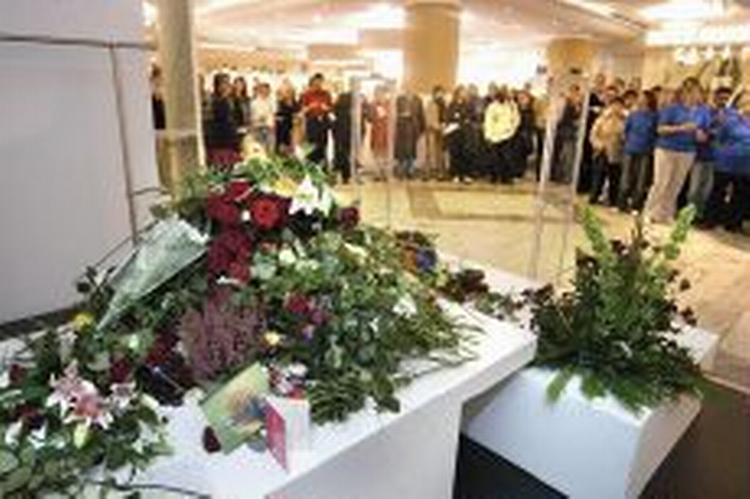 Blomster i den afdeling i stormagasinet NK, hvor Anna Lindh blev stukket ned. - Foto: Rob Schoenbaum 