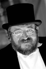 Hønseordenens nyudnævnte ordenskansler, ambassadør Ingolf Haase, Møgeltønder, giver i dag og de følgende to dage gode soigneringsråd før kronprinsens bryllup. - Foto: Thomas Borberg 