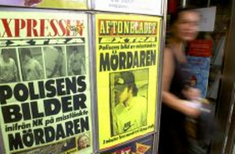 Spisesedler med billederne fra overvågningskameraerne. - Foto: AP 