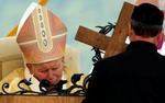 En svækket pave under en messe i Slovakiet. Foto: AP 
