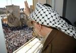 Yassir Arafat, der her vinker ud til sine støtter i Ramallah p åVestbredden, er en trussel mod køreplanen for fred, mener israelerne. - Foto: AP 