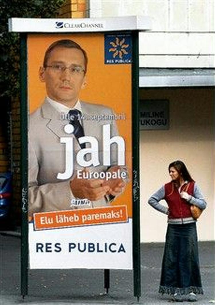 »Sig ja til EU, og dit liv vil blive bedre«, står der på valgplakaten med ministerpræsident Juhan Parts.   Foto: AP 