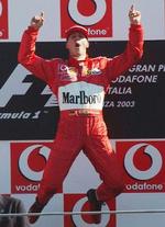 Michael Schumacher tager et sejrsspring på podiet. - Foto: AP 