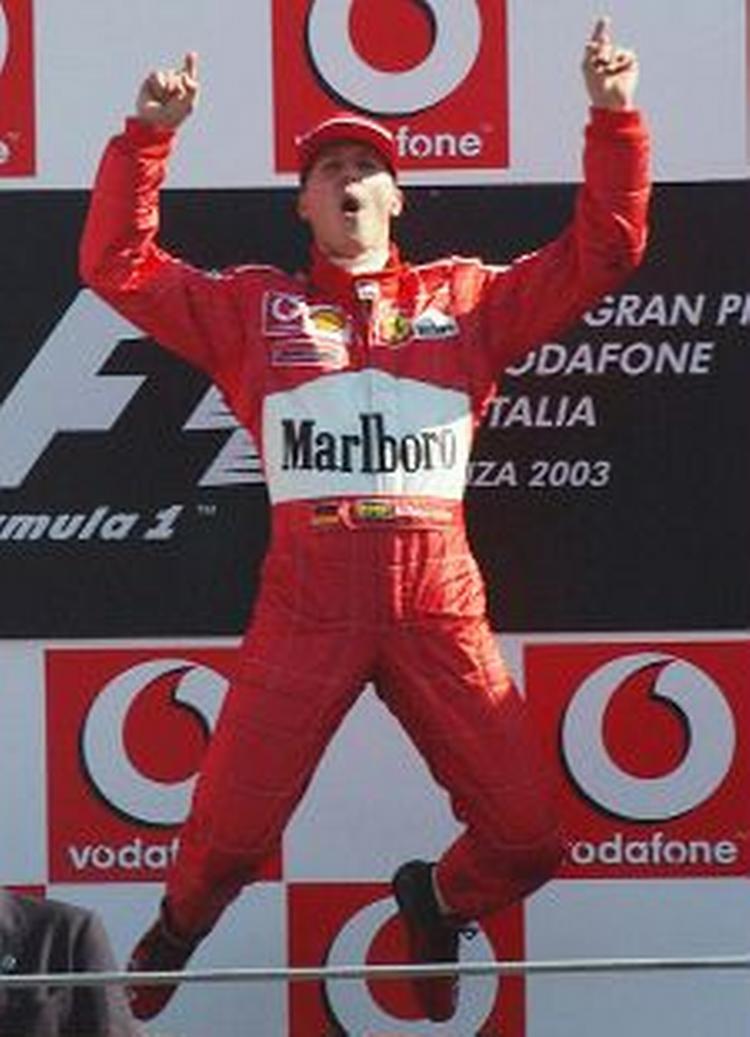 Michael Schumacher tager et sejrsspring på podiet. - Foto: AP 