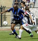 Inter i de blåsorte spilledragter fik hjælp af en modspiller i 1-0 sejren. - Foto: AP 