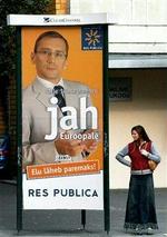 »Sig ja til EU, og dit liv vil blive bedre«, står der på valgplakaten med ministerpræsident Juhan Parts.   Foto: AP 