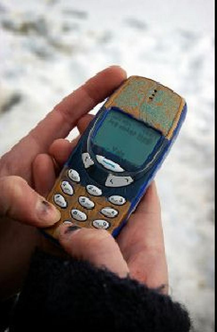En SMS-besked fra en mobiltelefon skal give overblik i NESA's kontrolrum i Gentofte. - Foto: Kim Agersten 