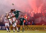Panathinaikos satser stadig mest på den hjemmelige liga. Her er en af de grønblusede Panathinaikos-spillere i en luftduel med en spiller fra Olympiakos. - Foto: AP 
