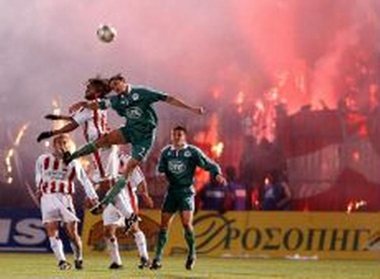 Panathinaikos satser stadig mest på den hjemmelige liga. Her er en af de grønblusede Panathinaikos-spillere i en luftduel med en spiller fra Olympiakos. - Foto: AP 