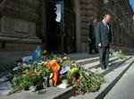 Mens politiet er tavse om opklaringsarbejdet, mindes Sverige - og statsminister Göran Persson - den dræbte Anna Lindh. - Foto: AP 