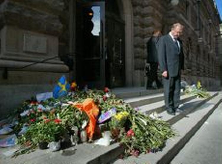 Mens politiet er tavse om opklaringsarbejdet, mindes Sverige - og statsminister Göran Persson - den dræbte Anna Lindh. - Foto: AP 