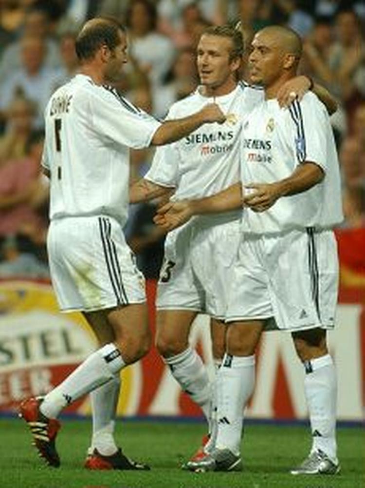 Stjernetræf. Zidane, Beckham og Ronaldo mødes efter en endnu scoring. - Foto: AP 