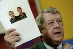 Politimester Jørn Bro fremviser foto af den dræbte. - Foto: Peter Hove Olesen 