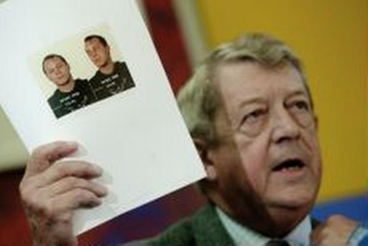 Politimester Jørn Bro fremviser foto af den dræbte. - Foto: Peter Hove Olesen 