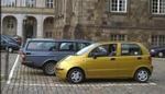 Få biler er mindre end Daewoo Matiz, der måler 3,50 meter i længden. Den passer derfor til de mindte P-pladser. Foto: Morten Langkilde 