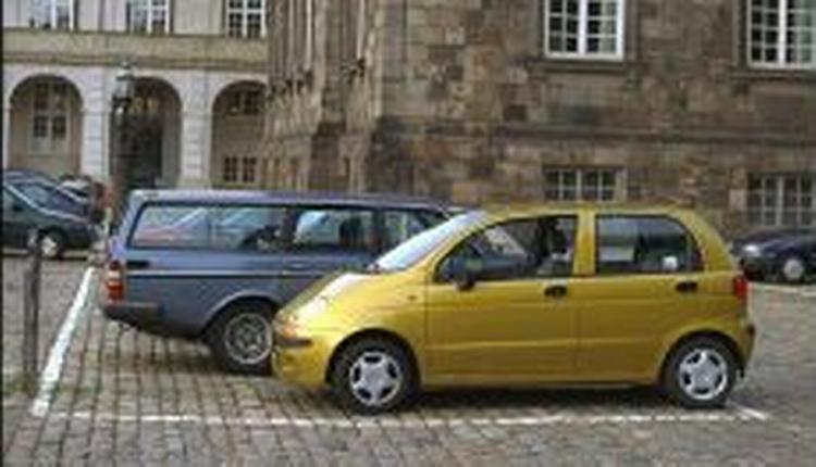 Få biler er mindre end Daewoo Matiz, der måler 3,50 meter i længden. Den passer derfor til de mindte P-pladser. Foto: Morten Langkilde 