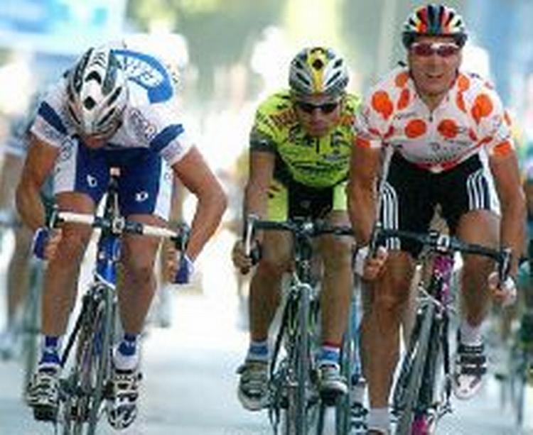 Petacchi (tv) presser sig foran Zabel og vinder spurten i Albacete. - Foto: AP 