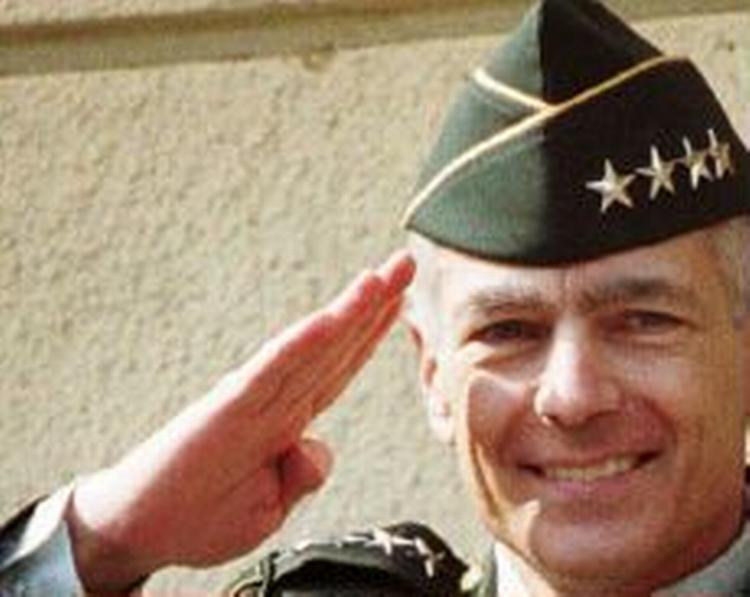 Wesley Clark bliver opfordret af Bill Clinton til at gå efter præsidentposten. - Foto: AP 