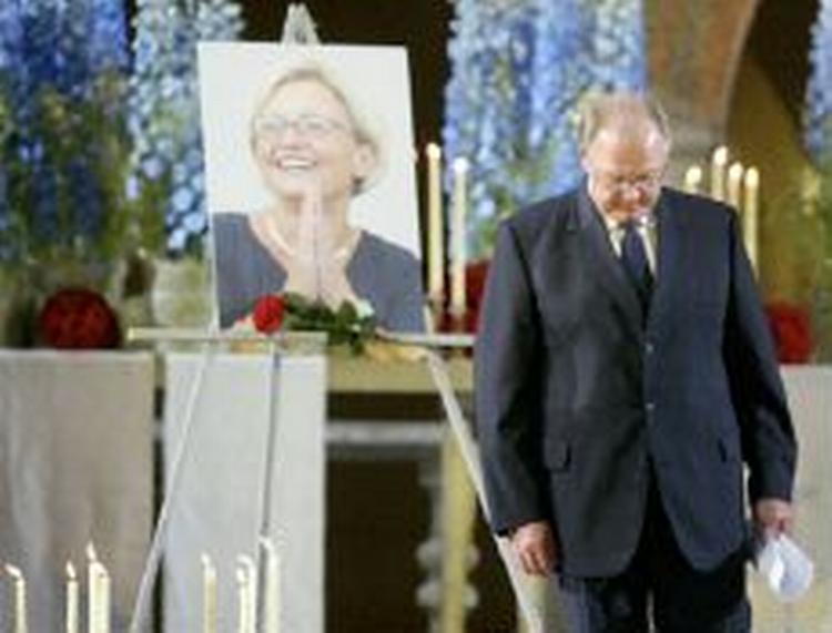 »Vi har mistet hende, og det gør så ondt«. Sveriges statsminister Göran Persson indledte mindehøjtideligheden. - Foto: AP 