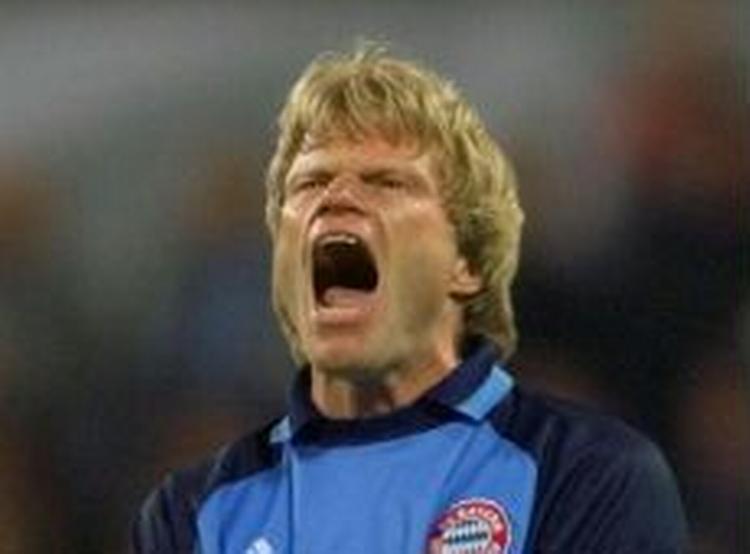 Oliver Kahn vil fortsætte med at passe målet hos Bayern München trods synsproblemer. - Foto: AP 