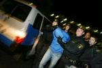 Politiet anholder her en 35-årig mand tirsdag aften, men leder nu ifølge svenske medier efter en 30-årig mistænkt. - Foto: Pressens Bild. 