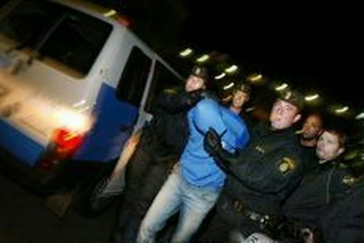 Politiet anholder her en 35-årig mand tirsdag aften, men leder nu ifølge svenske medier efter en 30-årig mistænkt. - Foto: Pressens Bild. 